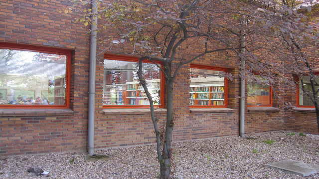 Vista de la biblioteca desde el jardín